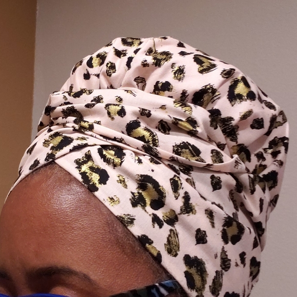 Pink cheetah print satin lined wrap bonnet wrap - Picture 2 of 2